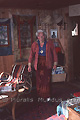 Ella Maillart (1903-1997), crivain et voyageuse, dans sa salon