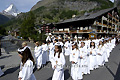 Enfants reçevant la première communion lors de la Fête Dieu à Zermatt - SUISSE