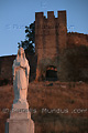 Statue de la Vierge Marie devant un château - FRANCE