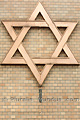 Croix juive sur un mur de brique