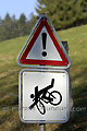 Panneau indiquant un danger de chute pour cyclistes - SUISSE