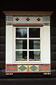 Fenêtre en bois peint d'une maison carélienne - FINLANDE