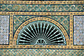Fenêtre en fer forgé et mosaïque de style andalous - TUNISIE