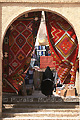 Porte d'un souk garnie de tapis - TUNISIE