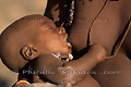 Bébé de l'ethnie Himba au sein de sa mère - NAMIBIE