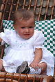 Bébé fille assise sur une chaise en rotin - ITALIE
