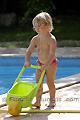 Petite fille au bord d'une piscine - ITALIE