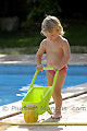 Petite fille au bord d'une piscine - ITALIE