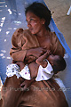 Mre allaitant son enfant dans un hamac - COLOMBIE