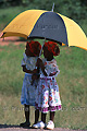Deux filles sous un parapluie