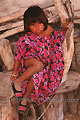 Fille de l'ethnie Wayu enfilant ses chaussures