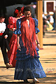 Femme portant une robe traditionnelle andalouse