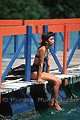 Femme assise en bordure de ponton - COLOMBIE