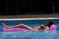 Femme italienne allonge sur un matelas gonflable dans une piscine