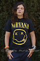 Femme italienne vtue d'un T-shirt Nirvana
