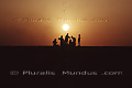 Groupe de garçons jouant devant un coucher de soleil - EGYPTE