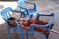 Garçon endormi allongé sur deux chaises - COLOMBIE