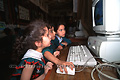 Groupe de filles devant un ordinateur