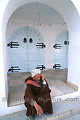 Homme assis habillée d'une djellaba - TUNISIE