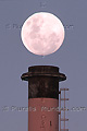 Pleine lune au-dessus d'une cheminée 