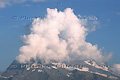 Nuage posé sur un sommet de montagne dans les Alpes suisses - SUISSE