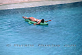 Femme se bronzant dans une piscine