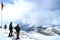 Skieurs devant le glacier d'Aletsch - SUISSE