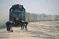 Désablage des rails à la main. Train traversant le désert du Namib - NAMIBIE
